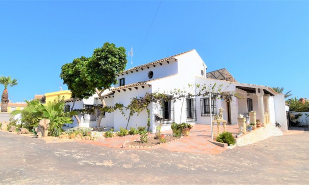 Villa - zum Verkauf - Orihuela - Villamartin
