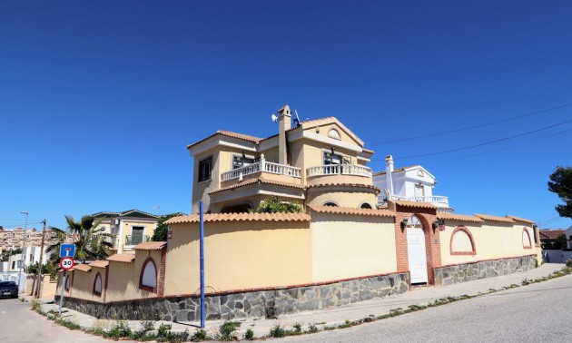 Villa - zum Verkauf - Orihuela - Villamartin