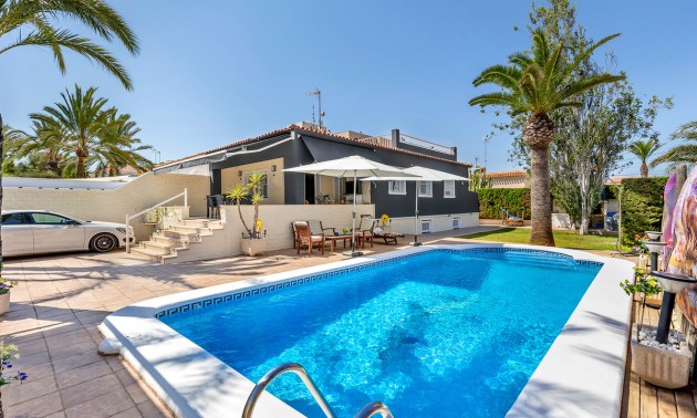 Villa - zum Verkauf - Punta Prima - Rocio del Mar