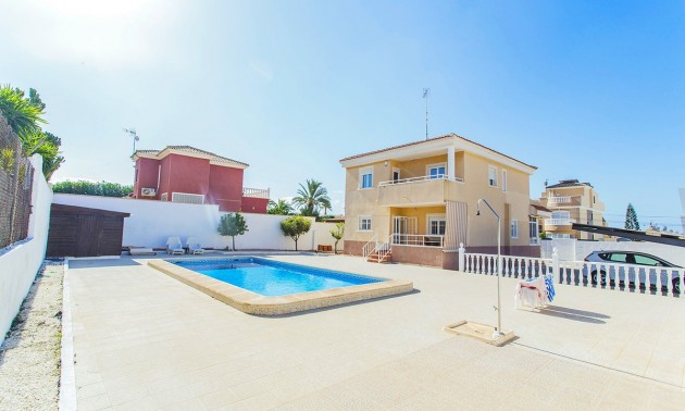 Villa - zum Verkauf - Torrevieja - Aguas Nuevas