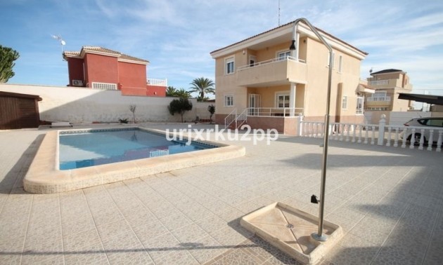 Villa - zum Verkauf - Torrevieja - Aguas Nuevas