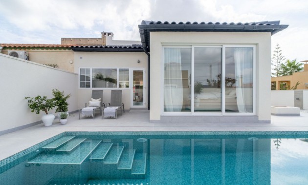 Villa - zum Verkauf - Torrevieja - La Siesta