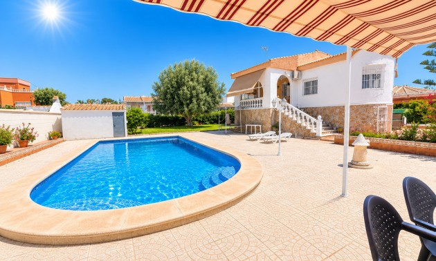 Villa - zum Verkauf - Torrevieja - La Siesta
