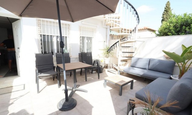 Villa - zum Verkauf - Torrevieja - La Siesta