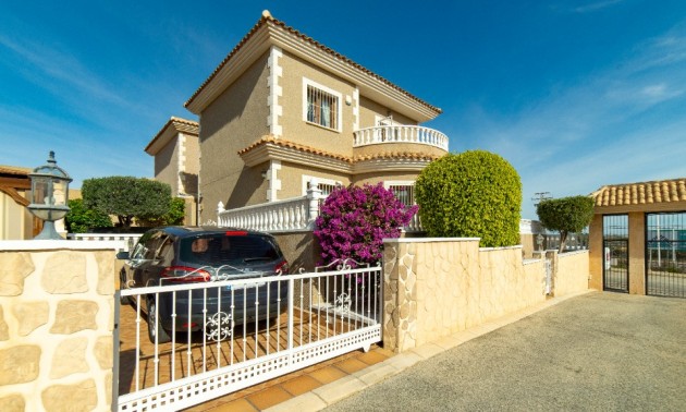 Villa - zum Verkauf - Torrevieja - Los Altos