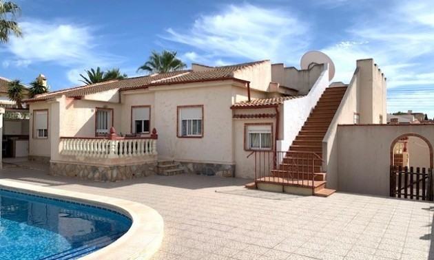 Villa - zum Verkauf - Torrevieja - San Luis