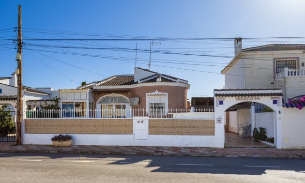 Villa - zum Verkauf - Torrevieja - Torrevieja Centro