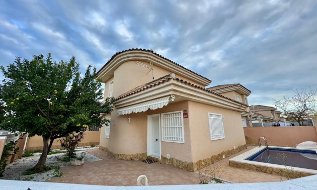 Villa - zum Verkauf - Torrevieja - Torrevieja Centro