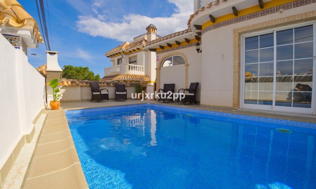 Villa - zum Verkauf - Torrevieja - Torrevieja Centro