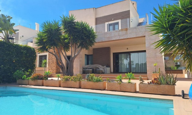 Villa - zum Verkauf - Torrevieja - Torrevieja Centro