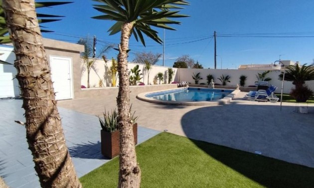 Villa - zum Verkauf - Torrevieja - Torrevieja Centro