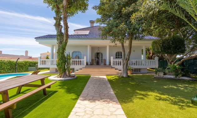 Villa - zum Verkauf - Torrevieja - Torrevieja Centro