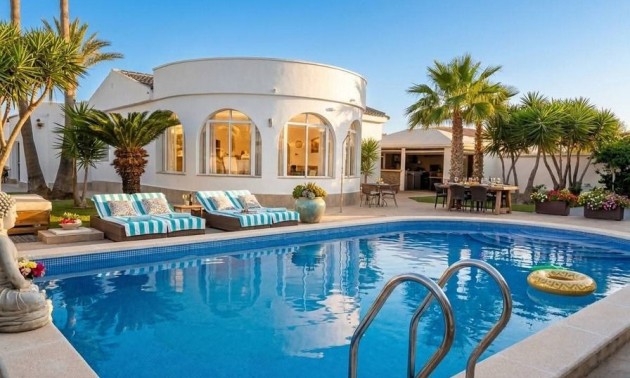 Villa - zum Verkauf - Torrevieja - Torrevieja Centro
