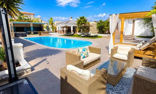 Villa - zum Verkauf - Torrevieja - Torrevieja Centro