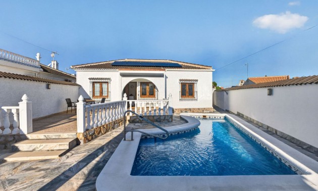 Villa - zum Verkauf - Torrevieja - Torrevieja Centro