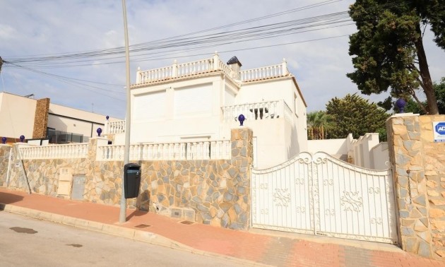 Villa - zum Verkauf - Torrevieja - Torrevieja Centro