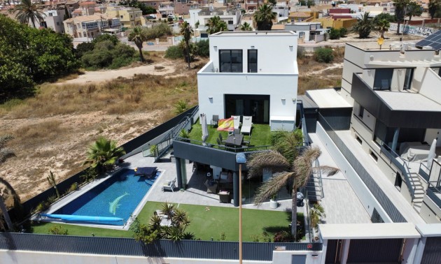 Villa - zum Verkauf - Torrevieja - Torrevieja Centro