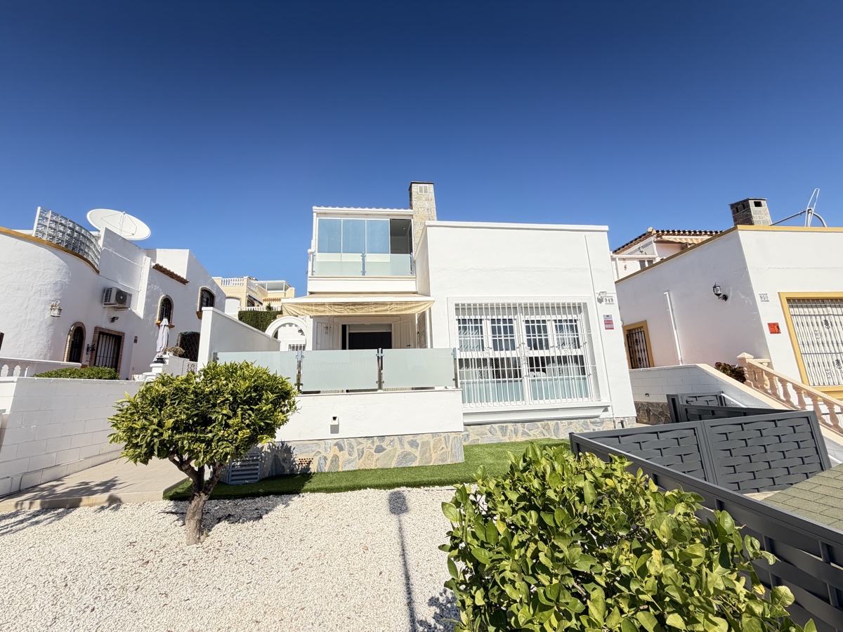 Villa in Los Dolses - view 1