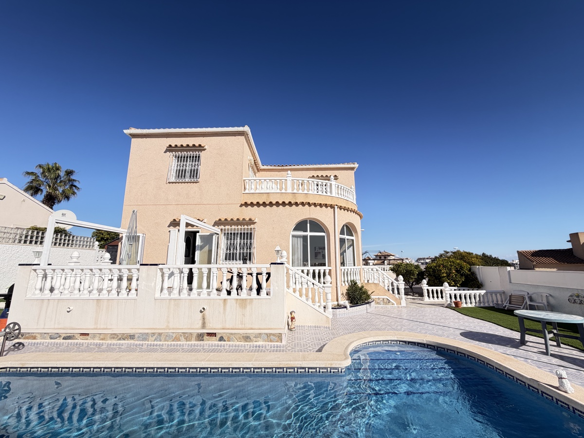 Villa in Villamartin - view 1