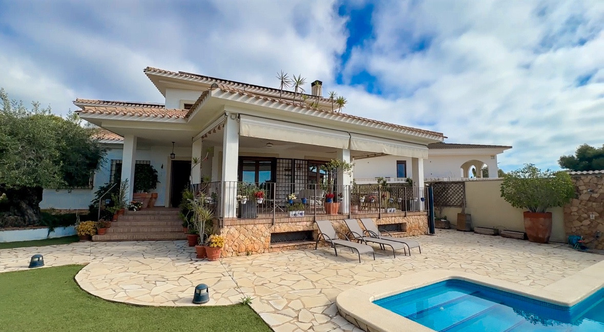Villa in Dehesa de Campoamor - view 1